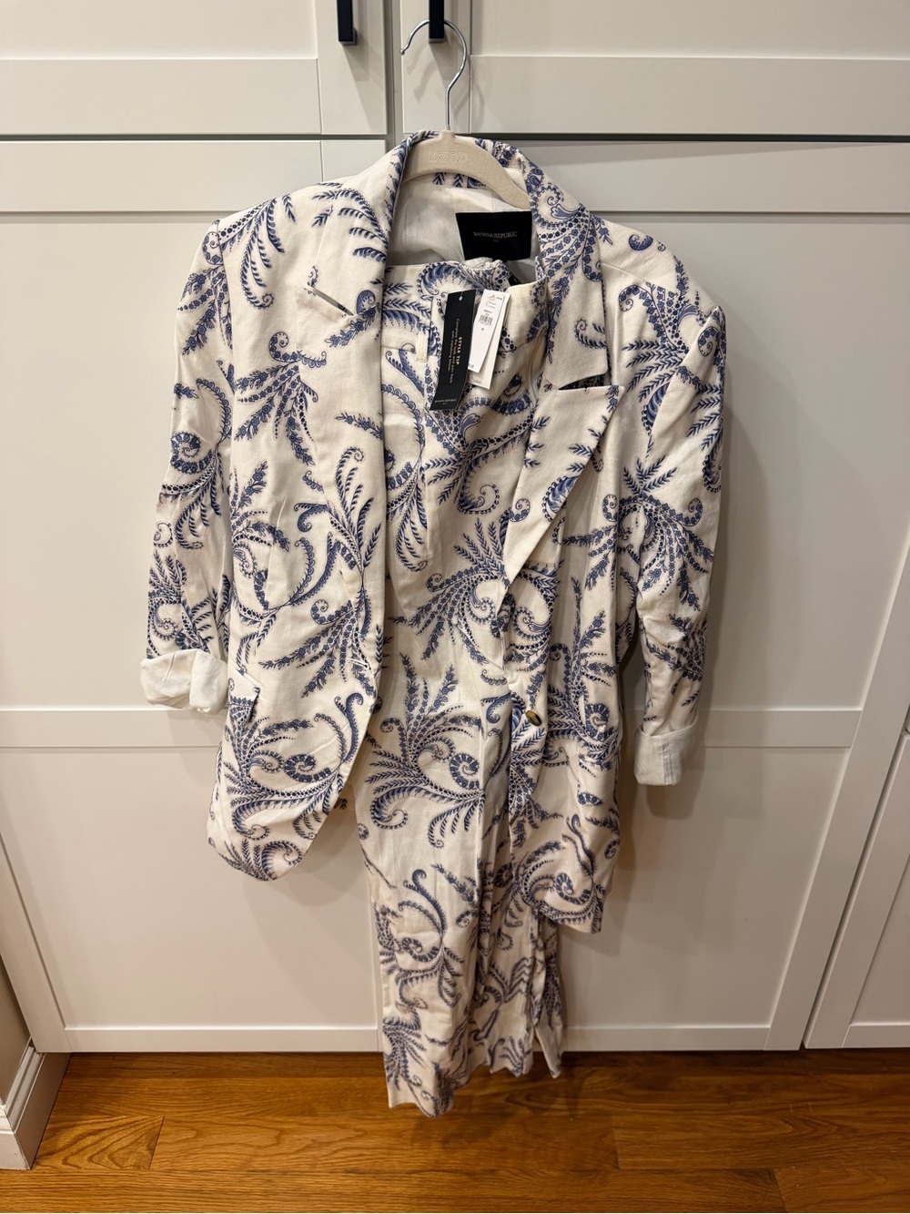 Ann Taylor Blue & White Paisley Linen Blazer and Pants Set. Pants-12, Jacket-16